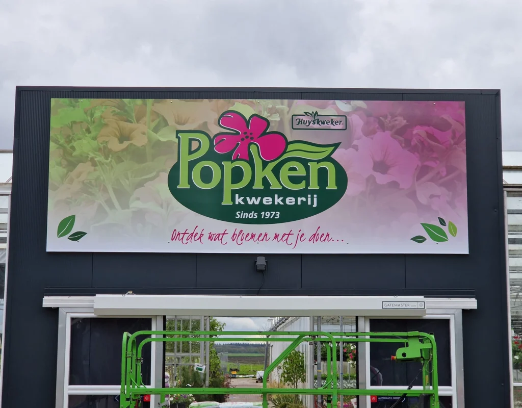 bord met logo van Kwekerij Popken op het pand
